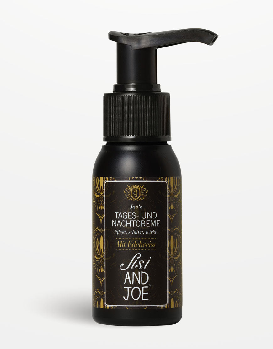 Kleine schwarze Pumpflasche von Sisi and Joe mit dem Label Joe’s Tages- und Nachtcreme – Mit Edelweiss, enthält feuchtigkeitsspendenden After-Shave-Balm mit Bio-Apfelsaft und Ingwerextrakt.
