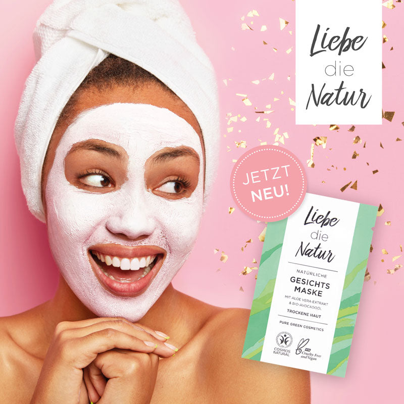Junge Frau mit Gesichtmaske lächelt; Gesichtsmaske mit Aloe-Vera & Avocadoöl für intensive Feuchtigkeit & einen samtweichen Teint | Bio & Vegan daneben in pinkem Hintergrund.