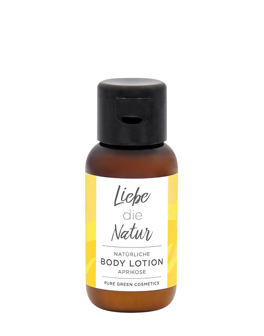 Kleine, bernsteinfarbene Plastikflasche mit schwarzem Klappverschluss, beschriftet als Liebe die Natur Bodylotion mit Aprikosen- und Holunderextrakt für geschmeidige, gepflegte Haut.