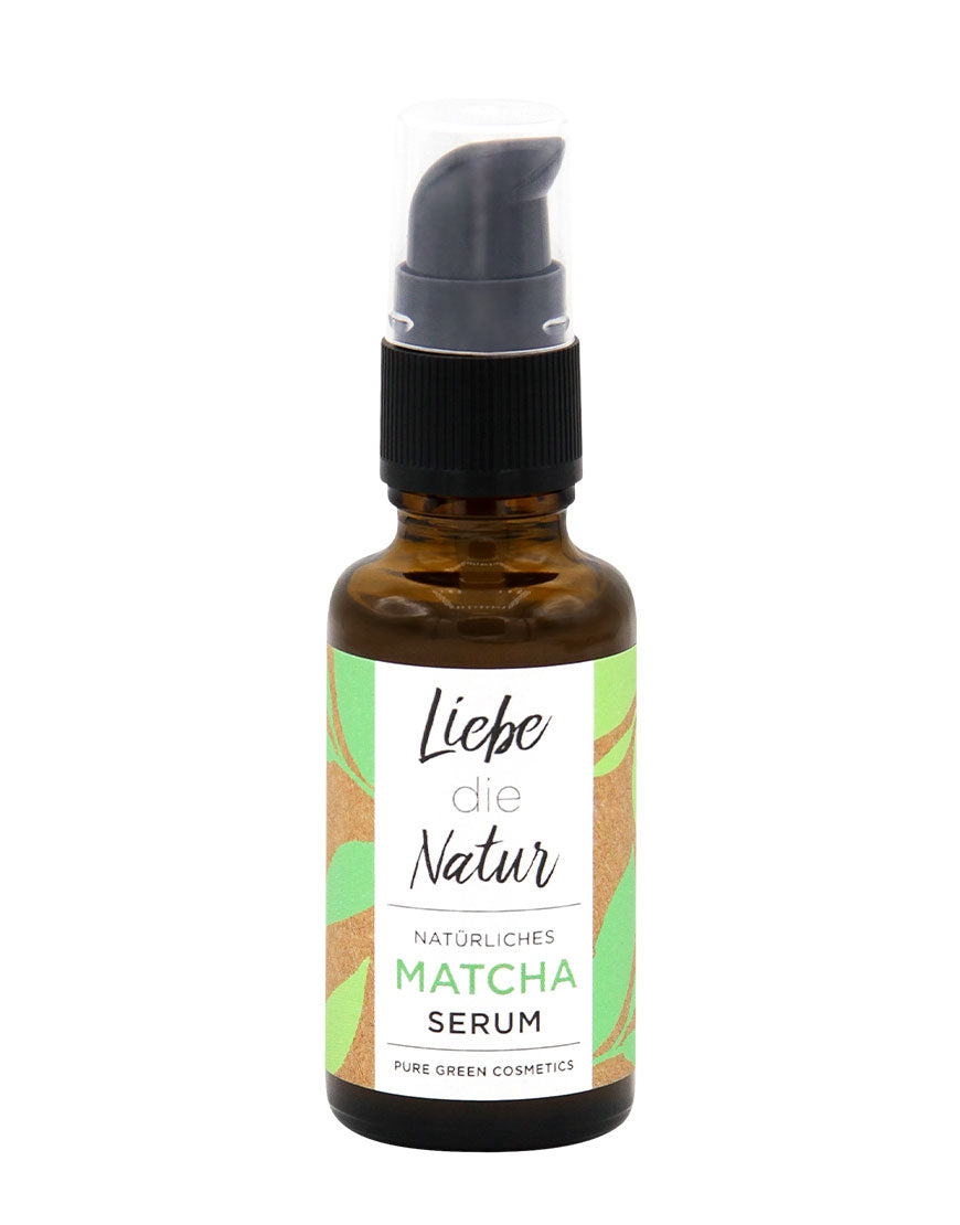 Amberglas-Pumpflasche mit dem Etikett Liebe die Natur – Natürliches Matcha Serum, ein Intensivserum mit Grüntee-Extrakt und Hyaluronsäure für Feuchtigkeit und glattere Haut.