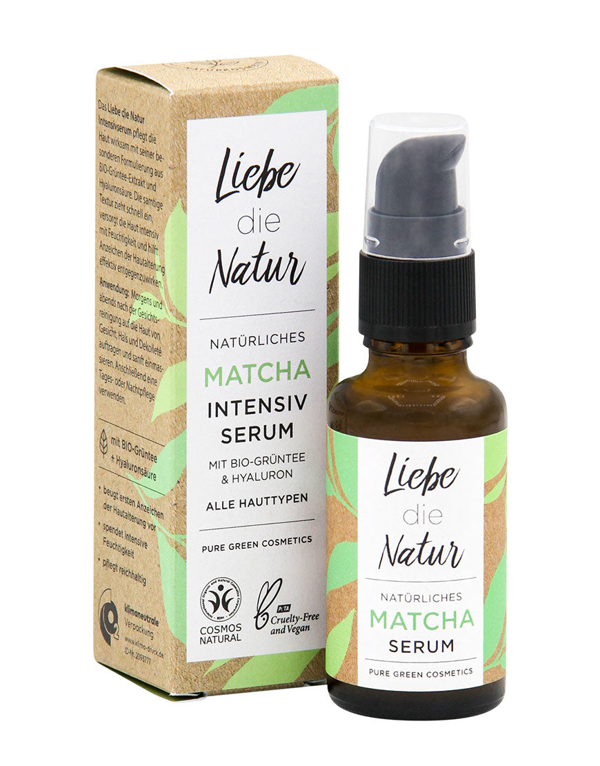 Liebe die Natur Intensivserum mit Grüntee-Extrakt & Hyaluronsäure, Bio & Vegan, in einer kleinen Bernsteinglasflasche mit passender Kartonverpackung, geeignet für alle Hauttypen.