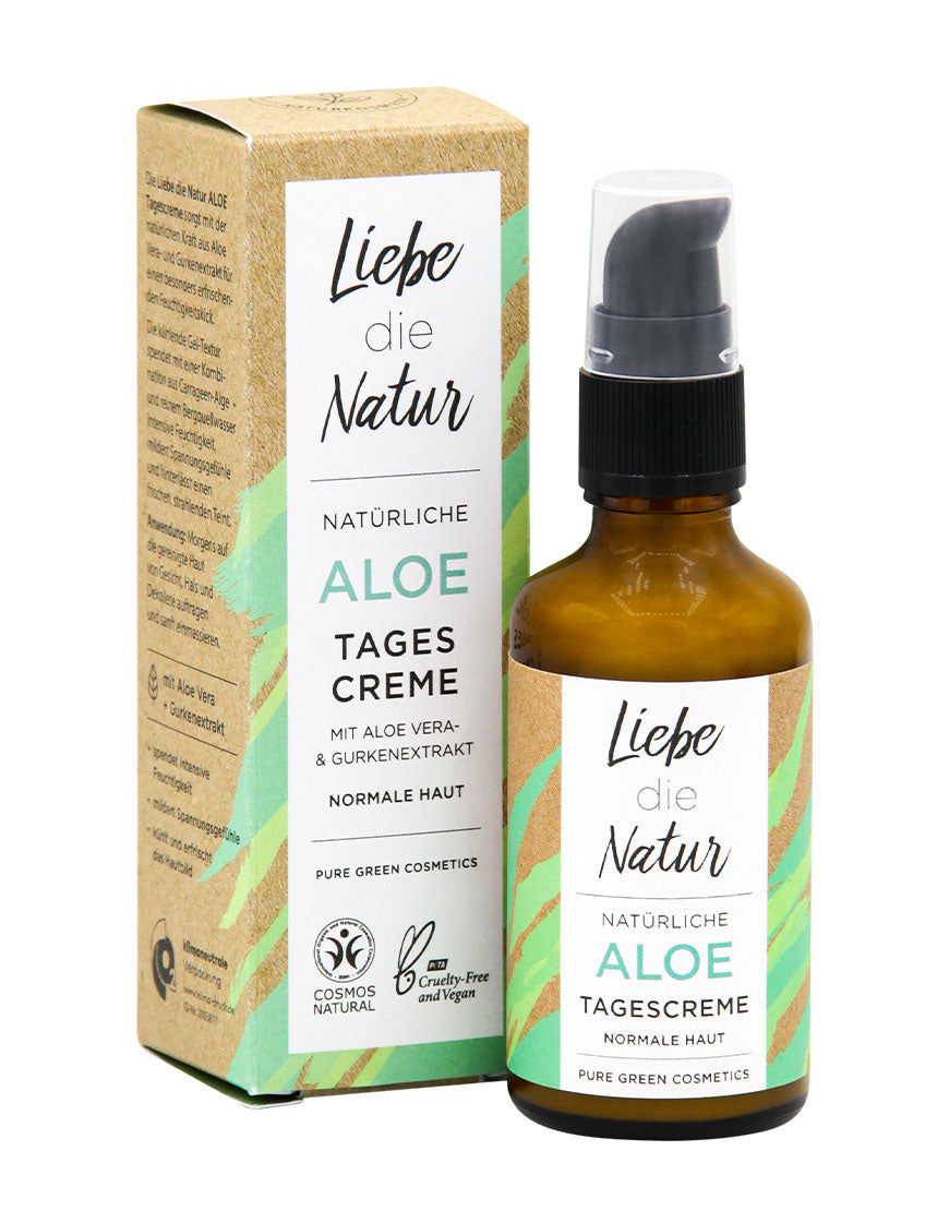 Kleine amberfarbene Pumpflasche und Karton mit Aufschrift: Tagescreme mit Aloe-Vera & Gurkenextrakt für intensive Feuchtigkeit & einen erfrischten Teint | Bio & Vegan.