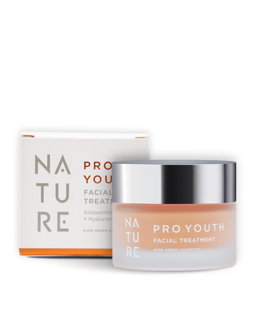 PRO YOUTH Gesichtscreme in einem mattierten Glasgefäß mit silbernem Deckel, daneben die Verpackung. Enthält Astaxanthin und Hyaluronsäure für intensive Anti-Aging-Pflege. Bio und vegan.