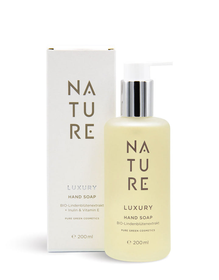 200 ml Pumpflasche NATURE Luxus-Handseife mit Lindenblütenextrakt, Vitamin E und Inulin neben passender Box für sanfte Reinigung und seidig-zarte Hände, bio und vegan.