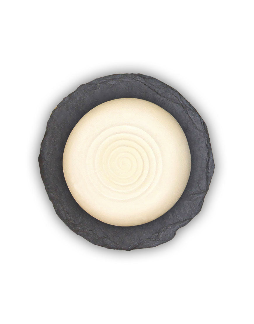 Duftstein Spirale aus unglasierter Keramik auf dunklem Schiefer-Unterteller für plastikfreie Raumbeduftung, ideal zur Kombination mit Bio-NATURE-Ölen.