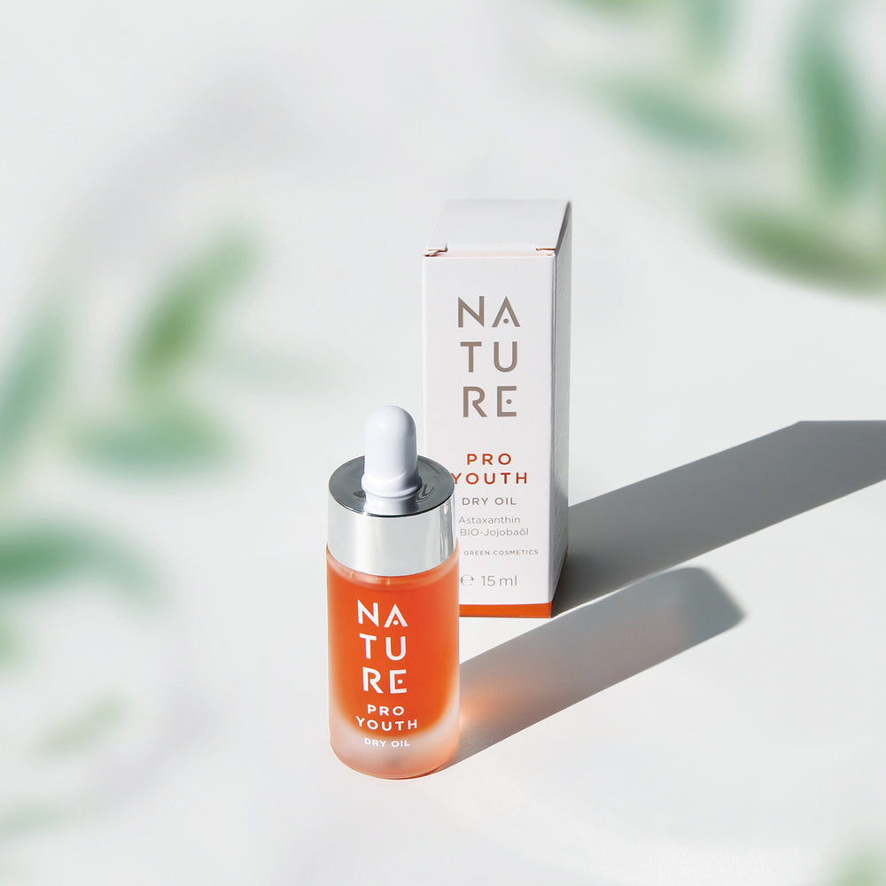 Pro-Youth Trockenöl mit Jojobaöl & Sesamöl in 15 ml Tropfflasche, neben passender Box. Für antioxidativen Schutz und seidig-glattes Hautgefühl. Bio & Vegan.