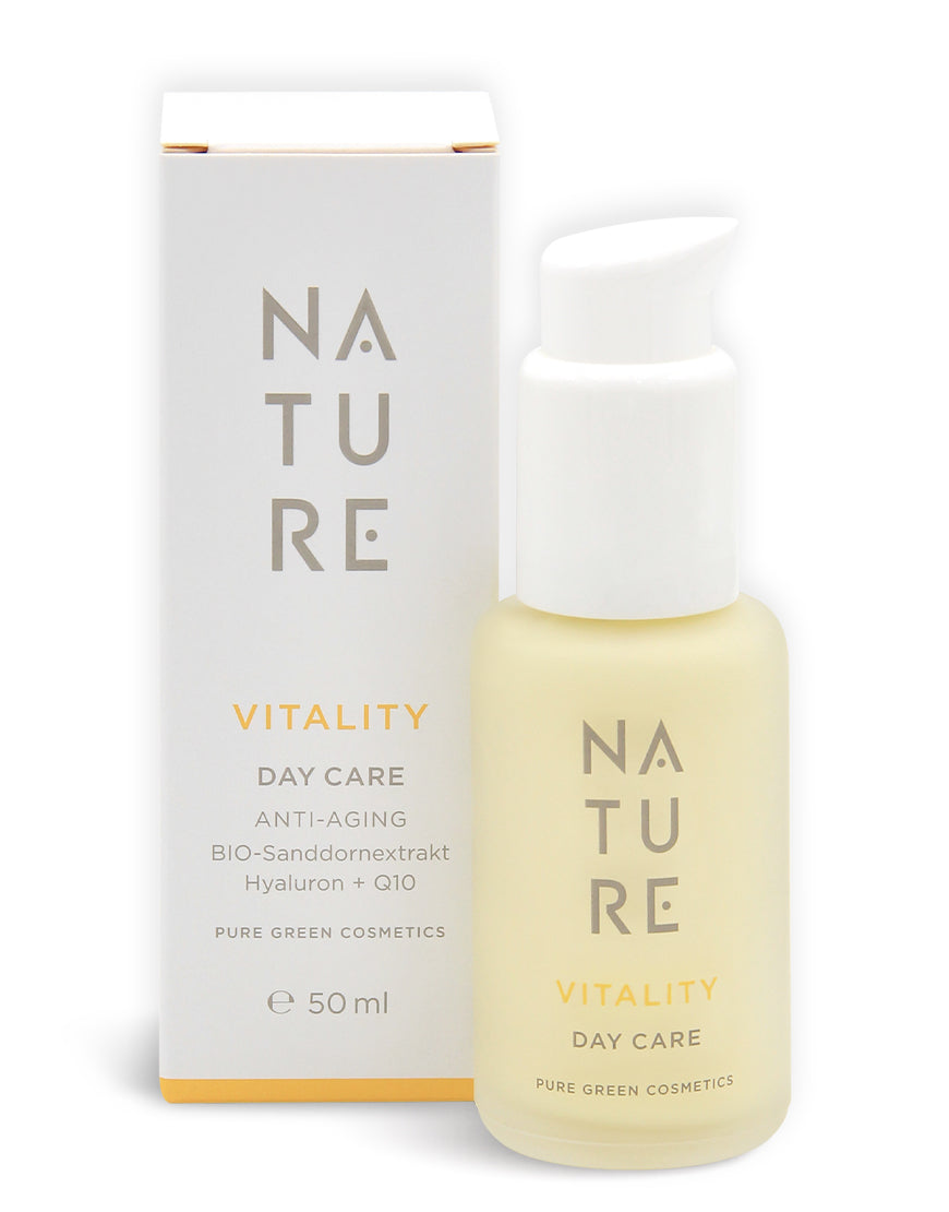 50 ml Spenderflasche und Karton der Vitality Tagescreme mit Q10 & Sanddornextrakt für strahlende Haut. Bio, vegan, aus Österreich. Dermatologisch getestet.