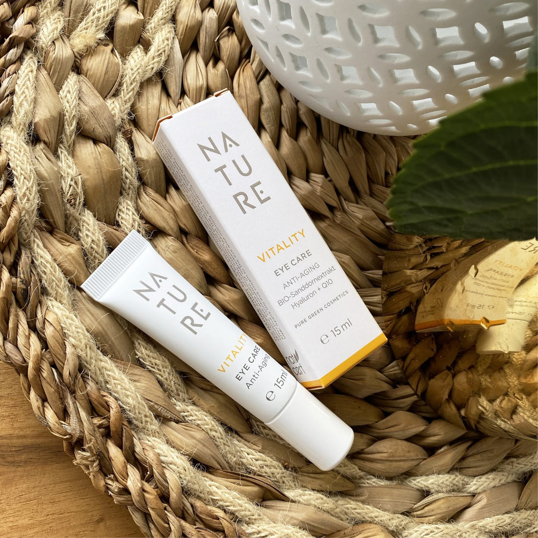Vitality Augencreme mit Sanddornextrakt & Q10, 15 ml Tube, auf Strohmatte. Für strahlende, regenerierte Augenpartie. Bio, vegan, Naturkosmetik aus Österreich.