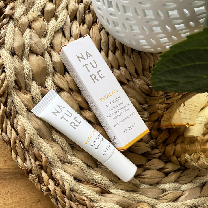 Vitality Augencreme mit Sanddornextrakt & Q10, 15 ml Tube, auf Strohmatte. Für strahlende, regenerierte Augenpartie. Bio, vegan, Naturkosmetik aus Österreich.