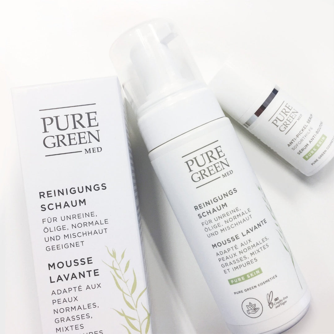 Reinigungsschaum mit Aloe-Vera & Brennnesselextrakt für sanfte Reinigung, steht neben Anti-Pickel Serum. Beide Produkte bieten sanfte Pflege für strahlend ebenmäßige Haut.
