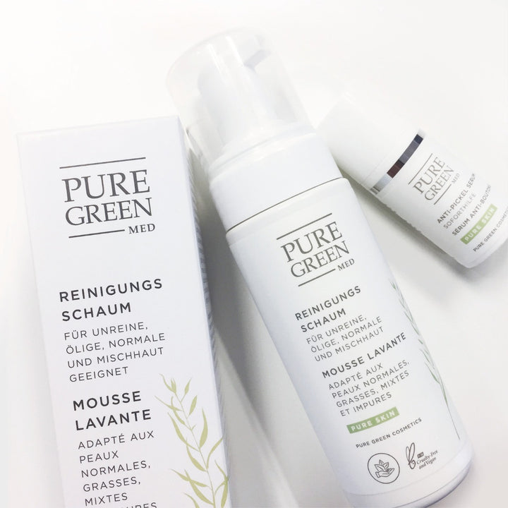 Reinigungsschaum mit Aloe-Vera & Brennnesselextrakt für sanfte Reinigung, steht neben Anti-Pickel Serum. Beide Produkte bieten sanfte Pflege für strahlend ebenmäßige Haut.