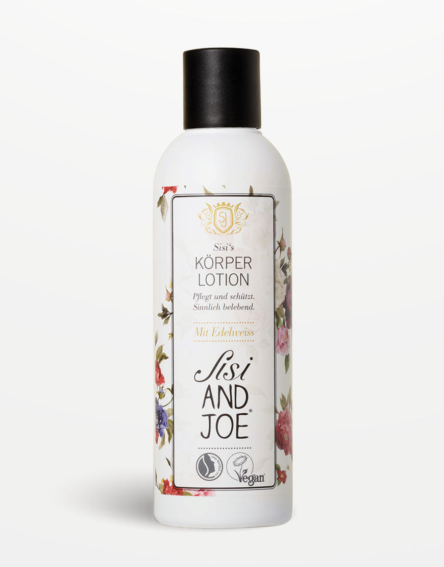 Flasche Sisi's KÖRPER LOTION mit Edelweiß, vegan und cruelty-free, bietet intensive Feuchtigkeit und Schutz. Sinnlicher Duft von Ingwer, Lemon, Kardamom. Made in Austria.