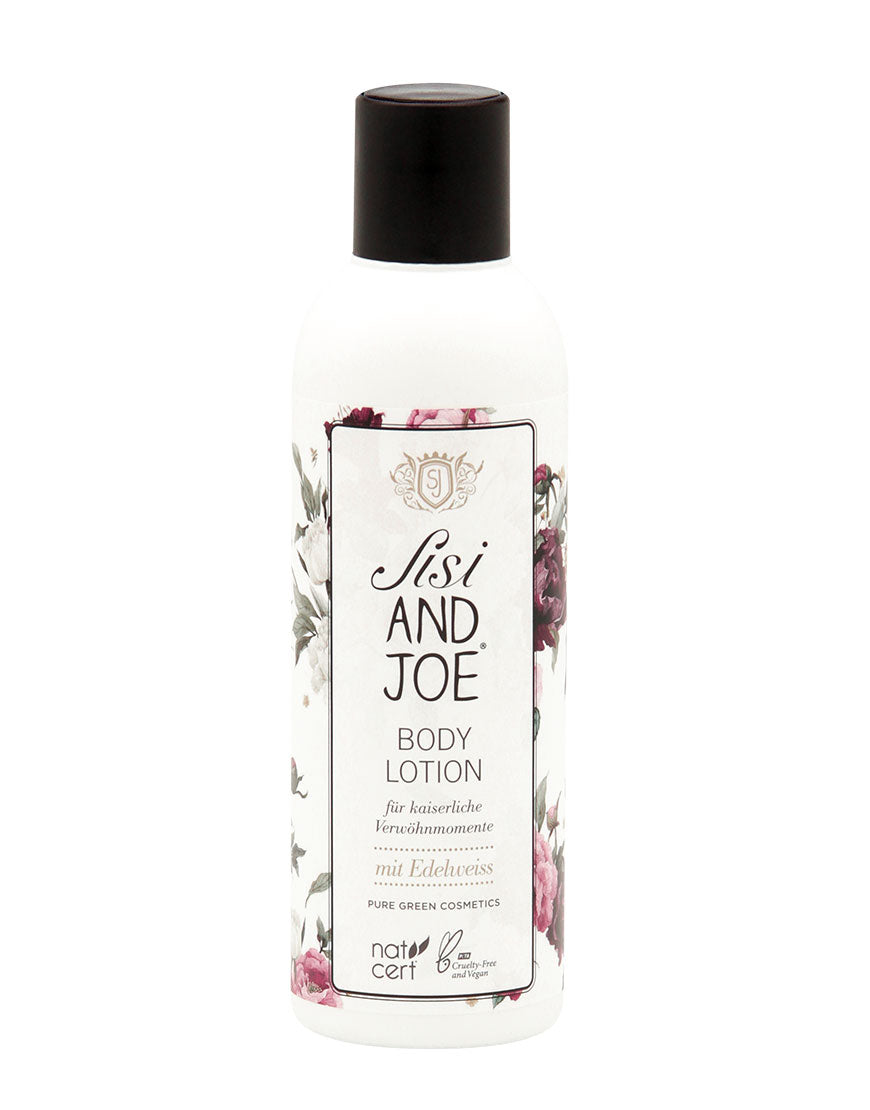 Weiße Flasche der Sisi and Joe Edelweiß-Bodylotion mit schwarzem Deckel, vegan, mit Aprikosenkernöl und Edelweißextrakt für intensive Feuchtigkeit und gestärktes Bindegewebe.