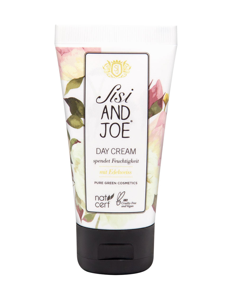 Edelweiß-Tagescreme in weißer Tube mit floralem Etikett, enthält Bio-Edelweißextrakt und Traubenkernöl, zertifiziert vegan, cruelty-free und in Österreich hergestellt.