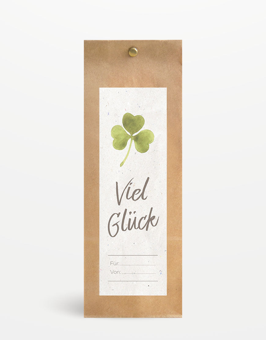 Kraftpapier-Geschenktüte „Viel Glück“ mit Aquarell-Kleeblatt und personalisierbaren Linien, ideal für nachhaltige Verpackung kleiner Tiroler Naturkosmetik.