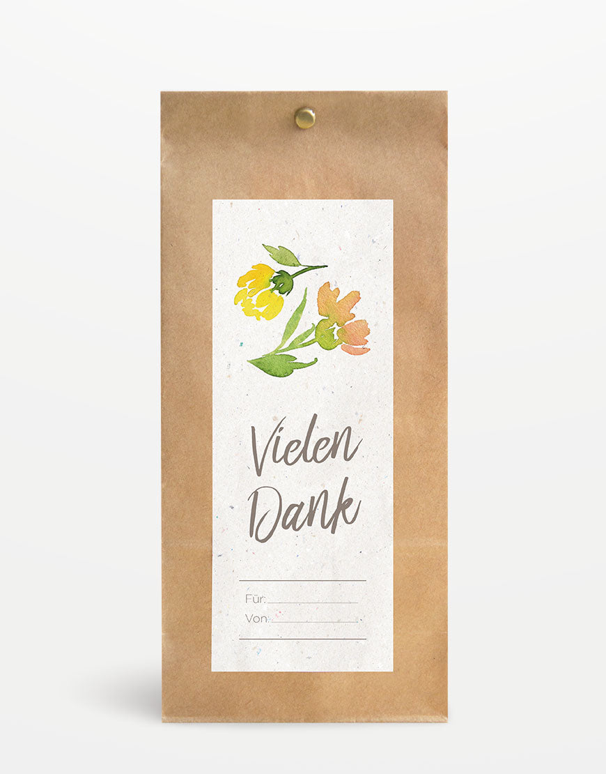 Kraft-Papiertüte „Vielen Dank“ mit Blumenmotiv, beschriftbar für „Für:“ und „Von:“, verschlossen mit Messing-Clip. Ideal für Tiroler-Naturkosmetik-Geschenke.