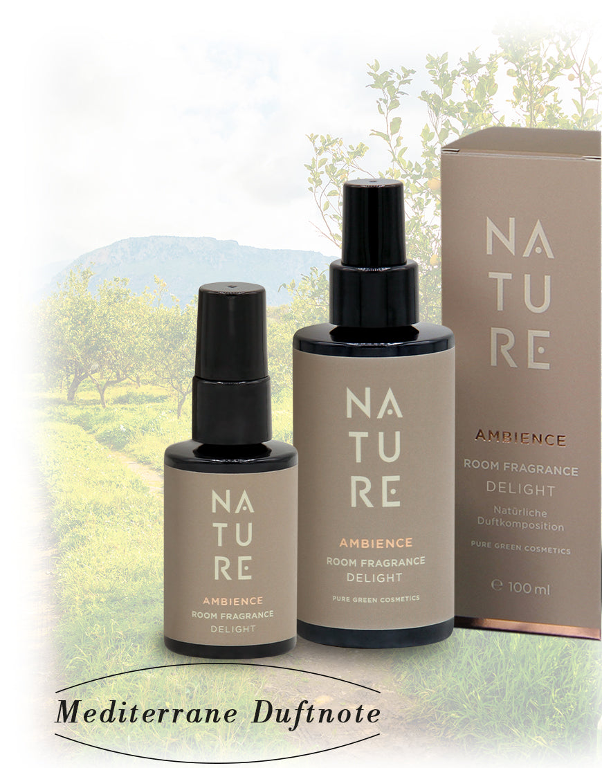 Raumduft mit Limette, Zitrone, Lavendel und Mandarine in zwei dunklen Glasflaschen, neben passender Verpackung. Bio & vegan, erfrischend und revitalisierend.