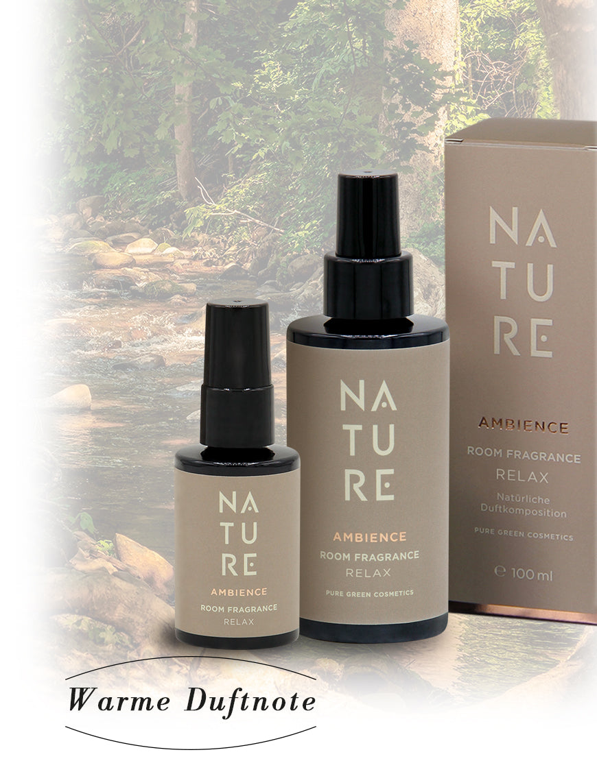 Raumduft mit Lavendel & Fichtennadel für beruhigende Atmosphäre; zwei Sprühflaschen und Box von NATURE Ambience vor Waldmotiv.
