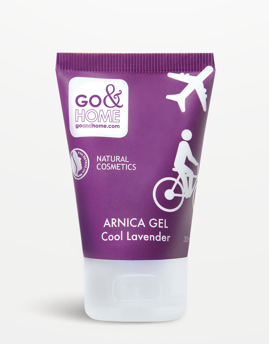 Kühlendes Gel Cool Lavender mit Arnika für müde Muskeln, 30 ml. Lila Tube mit Flugzeug- und Radfahrer-Symbolen, enthält Tiroler Bergquellwasser und BIO-Lavendelöl.