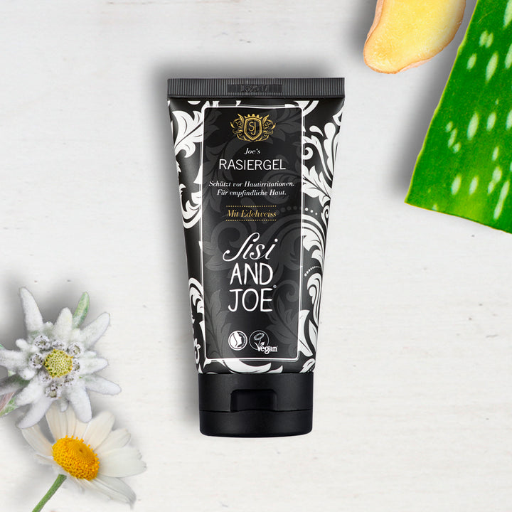 Veganes Rasiergel mit Kamille- und Edelweißextrakt von Sisi and Joe für sanfte Rasur und beruhigte Haut, umgeben von Kamille, Edelweiß, Ingwer und Aloe Vera.