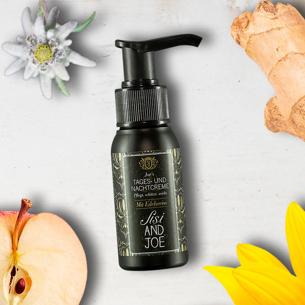 Joe’s Face and After-Shave-Balm mit Apfelsaft, Ingwerextrakt und Edelweißblüte für intensive Feuchtigkeit. Umgeben von Apfelscheibe, Ingwer und gelben Blüten.