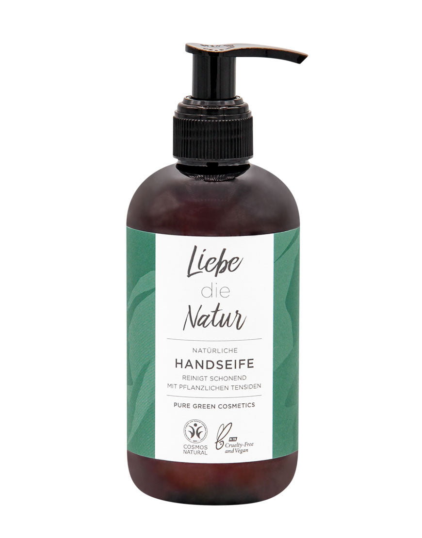 Pumpflasche mit der Aufschrift Liebe die Natur, natürliche Handseife mit pflanzlichen Tensiden und Aloe-Vera-Gel, zertifiziert als Bio, vegan und cruelty-free.