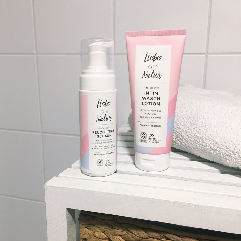 Liebe die Natur Intim-Waschlotion mit Aloe-Vera-Gel und pflanzlichen Tensiden auf weißem Regal; sanfte Reinigung für empfindliche Haut, bio und vegan zertifiziert.