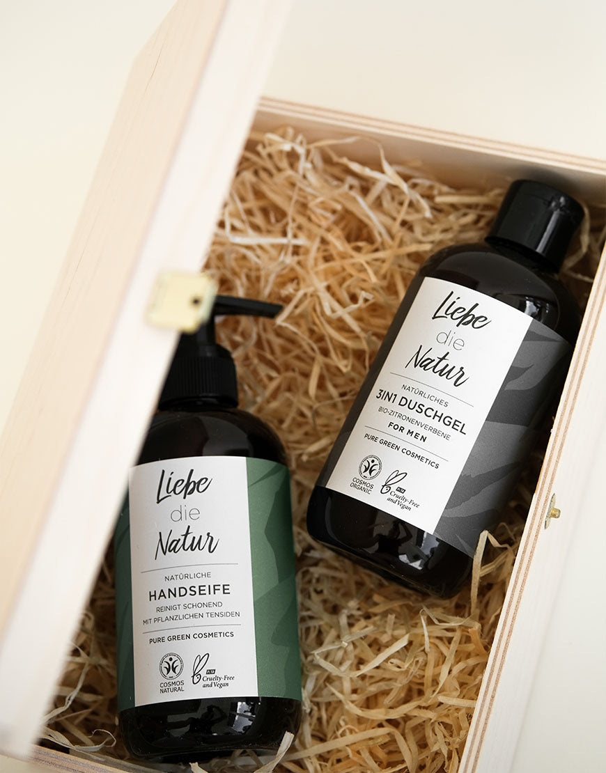 MEN 3-in-1-Duschgel mit Eisenkraut & pflanzlichen Tensiden für belebende Reinigung von Körper, Gesicht & Haar | Vegan