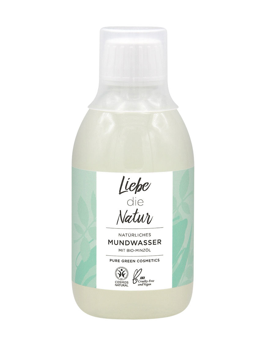 Klares Plastikfläschchen mit weißem Schraubverschluss, beschriftet mit „Liebe die Natur – Mundwasser mit Aloe-Vera & Minze für frischen Atem & gesundes Zahnfleisch | Bio & Vegan.”