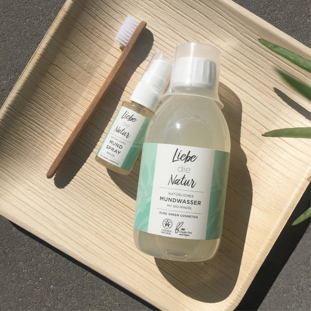 Holztablett mit Bambuszahnbürste, natürliches Minz-Mundspray und Mundwasser mit Bio-Minzöl für frischen Atem, gesundes Zahnfleisch. Pflanzliche, vegane Pflege.