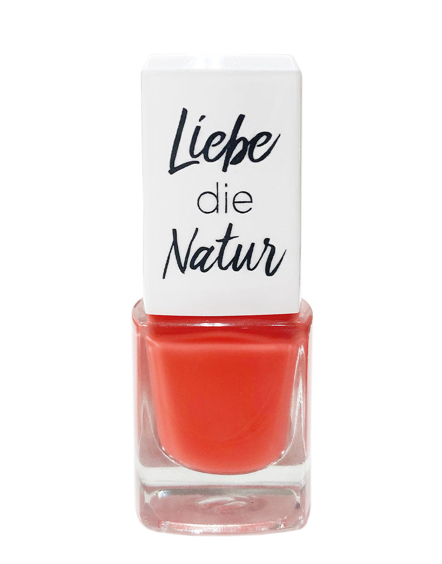 Kleiner rechteckiger Glasflakon mit wasserbasiertem, bio-veganem Nagellack, roter Farbe, weißem Deckel, Aufschrift „Liebe die Natur“.