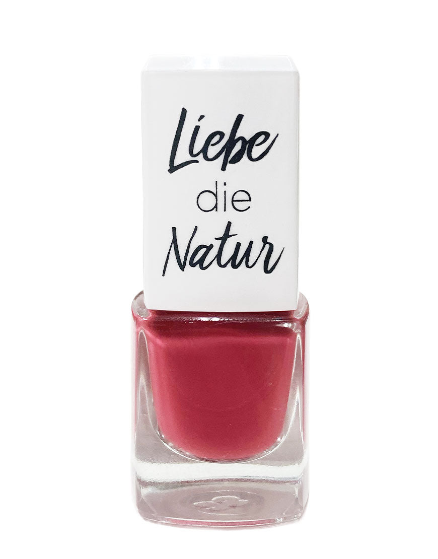 Nagellack mit wasserbasierter Formel in kleiner Glasflasche, weißer Deckel mit Liebe die Natur Aufschrift, bietet leuchtende Farbe, gute Haltbarkeit, bio und vegan.