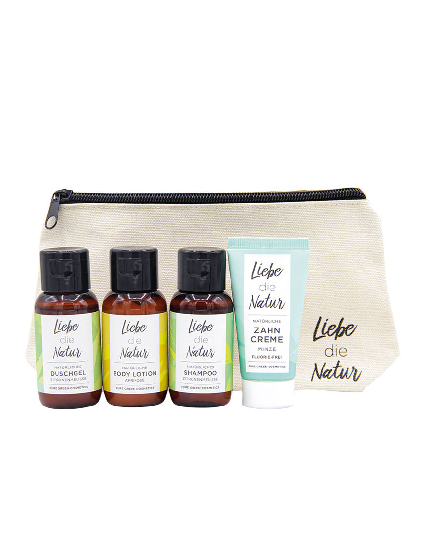 Reise-Kosmetikset aus Bio-Baumwolltasche mit Aprikosen-Bodylotion, Zitronenmelisse-Duschgel, Shampoo und fluoridfreier Minz-Zahncreme, ideal für unterwegs. Bio & Vegan.