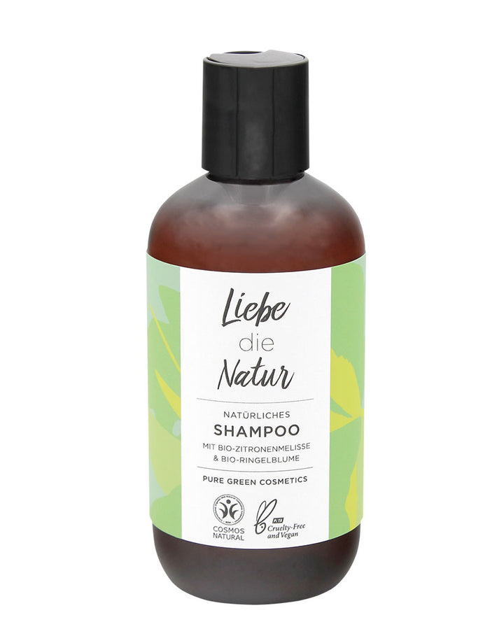 Plastikflasche mit Liebe die Natur Shampoo, grün-weißer Etikett, schwarzer Klappverschluss, enthält Zitronenmelissen- und Brennnesselextrakt für frisches Haar und natürlichen Glanz, bio und vegan.