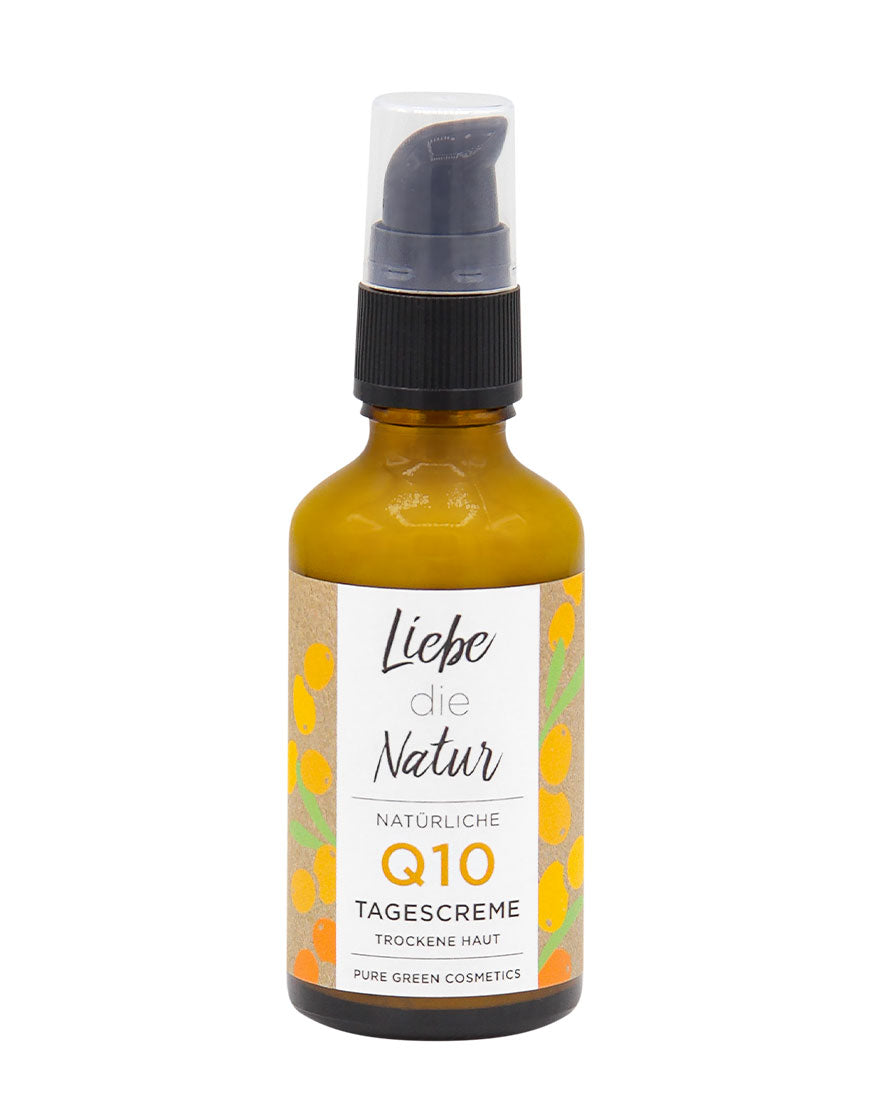 Kleines Pumpfläschchen mit Liebe die Natur Q10-Tagescreme für trockene Haut, aus der Pure Green Cosmetics Linie, mit Bio-Sanddorn und Hyaluronsäure.