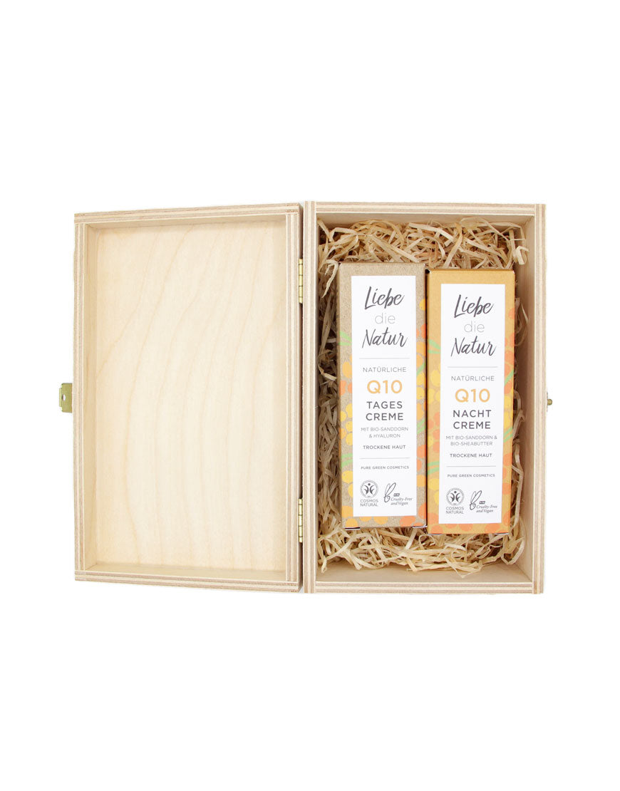 Q10 Anti-Aging Gesichtspflege-Set in Holzbox: Natürliche Q10 Tages- und Nachtcreme von Liebe die Natur, eingebettet in Holz-Wolle, vegan und umweltfreundlich.