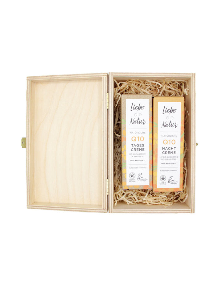 Q10 Anti-Aging Gesichtspflege-Set in Holzbox: Natürliche Q10 Tages- und Nachtcreme von Liebe die Natur, eingebettet in Holz-Wolle, vegan und umweltfreundlich.