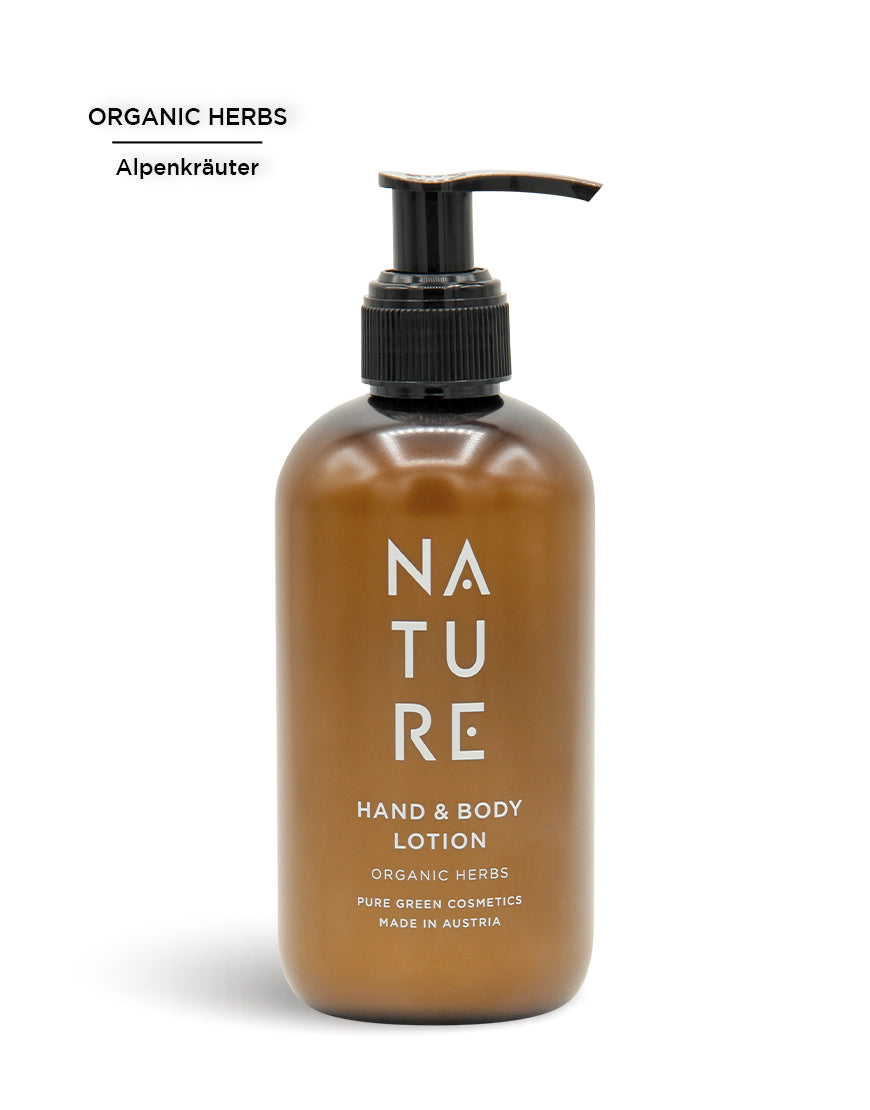 Brauner Pumpflakon der Nature Hand- & Bodylotion mit Sonnenblumenöl und Aprikosenkernöl. Label: Organic Herbs, Pure Green Cosmetics – Made in Austria.