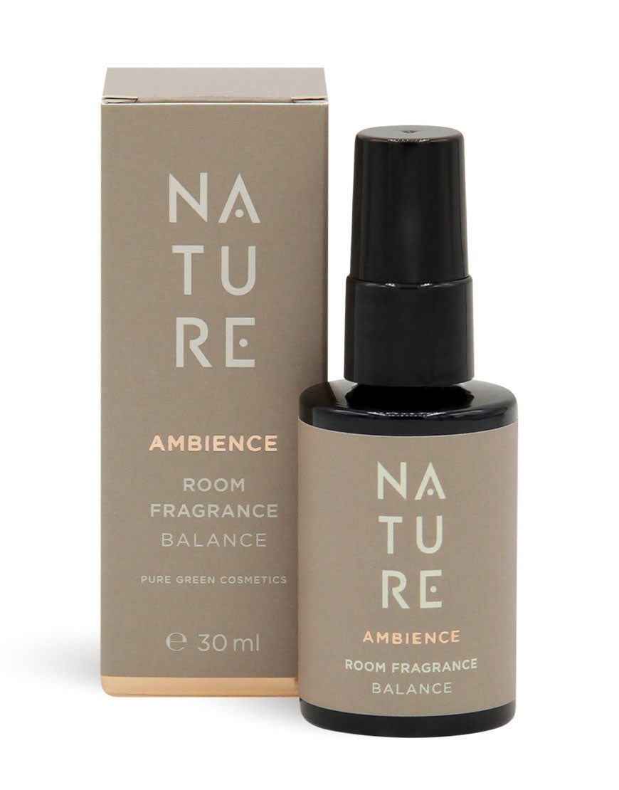 30 ml dunkles Glas-Spray “Nature Ambience Balance” Raumduft mit Latschenkiefer und Sandelholz, daneben passende Kartonverpackung. Bio, Vegan, reinigend, stresslindernd.