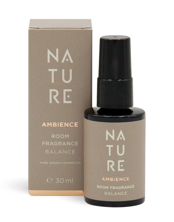 30 ml dunkles Glas-Spray “Nature Ambience Balance” Raumduft mit Latschenkiefer und Sandelholz, daneben passende Kartonverpackung. Bio, Vegan, reinigend, stresslindernd.