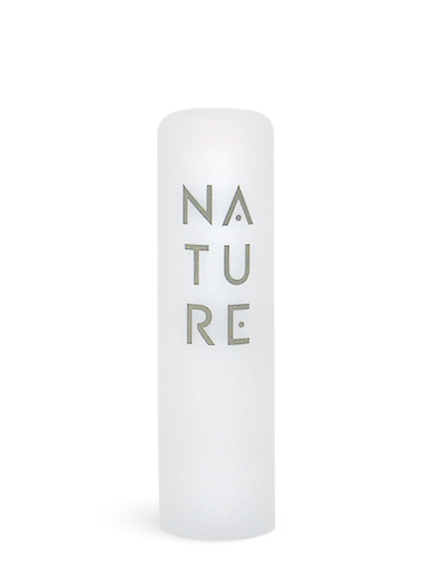 Lippenpflegestift mit vertikalem NATURE-Schriftzug, pflegt intensiv mit BIO-Sheabutter, BIO-Kakaobutter und pflanzlichem Wachs. Für geschmeidige, gut gepflegte Lippen. Bio & vegan.