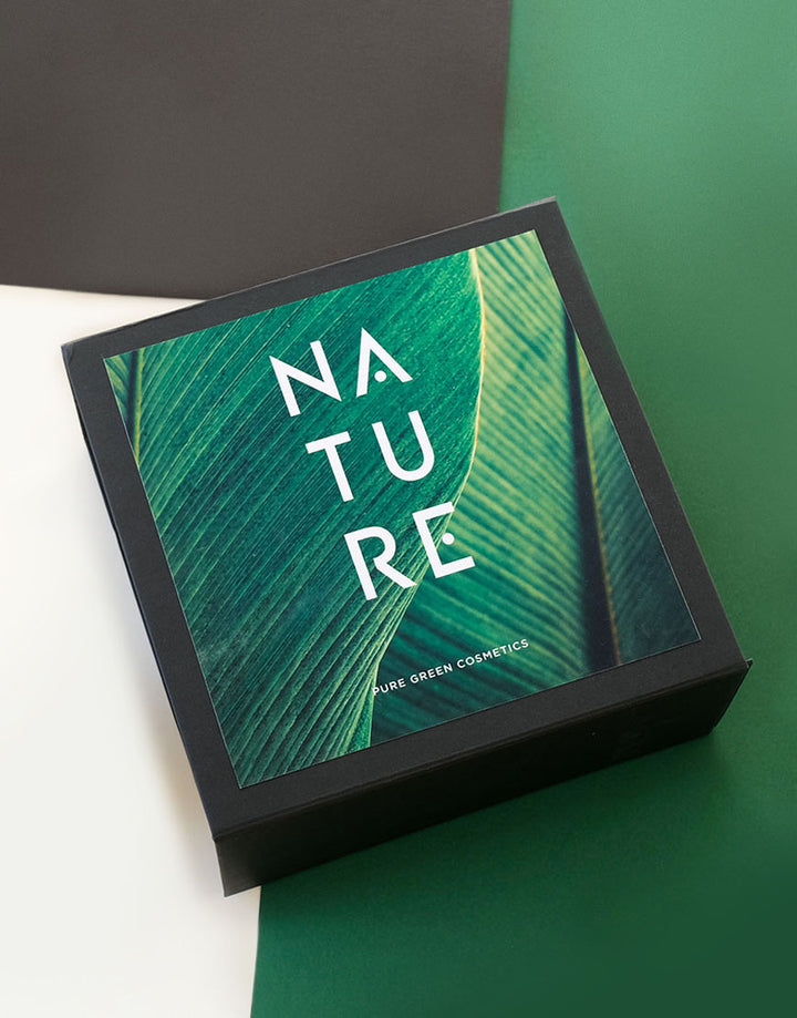 Geschenkset mit Bodylotion & Duschgel für gepflegte Haut & verwöhnenden Duft. Matte schwarze Box mit NATURE-Label und grünem Blattmotiv. Bio & Vegan.