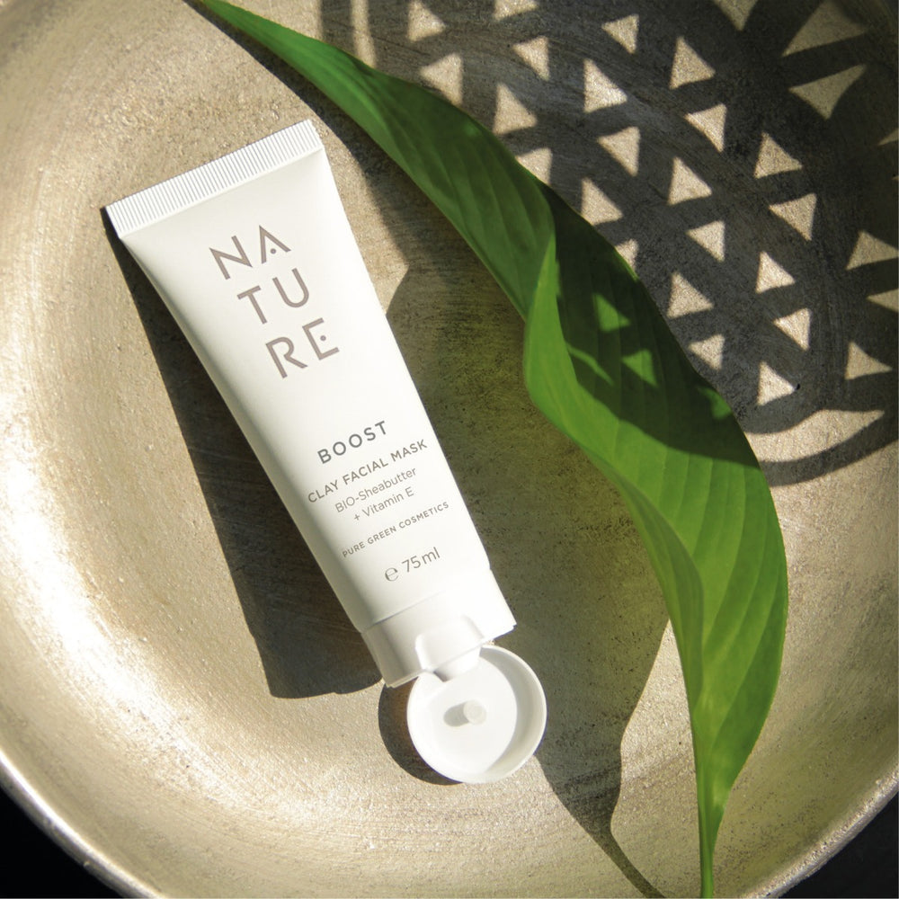 Tonerde-Gesichtsmaske mit Sojaöl & Sheabutter in 75 ml Tube in Metallschale mit Blatt, verfeinert Poren, spendet Feuchtigkeit, bio und vegan.