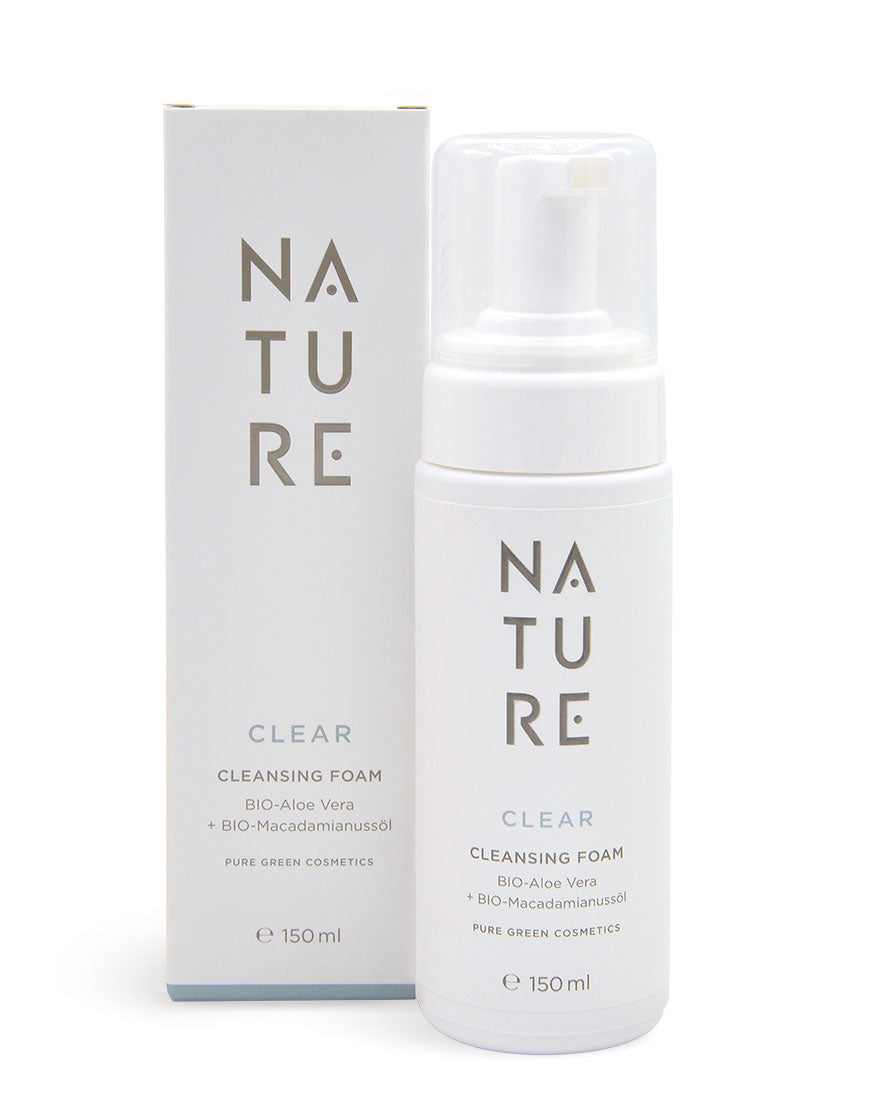 Reinigungsschaum mit Aloe-Vera & Macadamianussöl in 150 ml Pumpflasche und Karton. Bio & vegan, für gründliche Reinigung und gleichmäßiges Hautbild. Dermatologisch getestet.