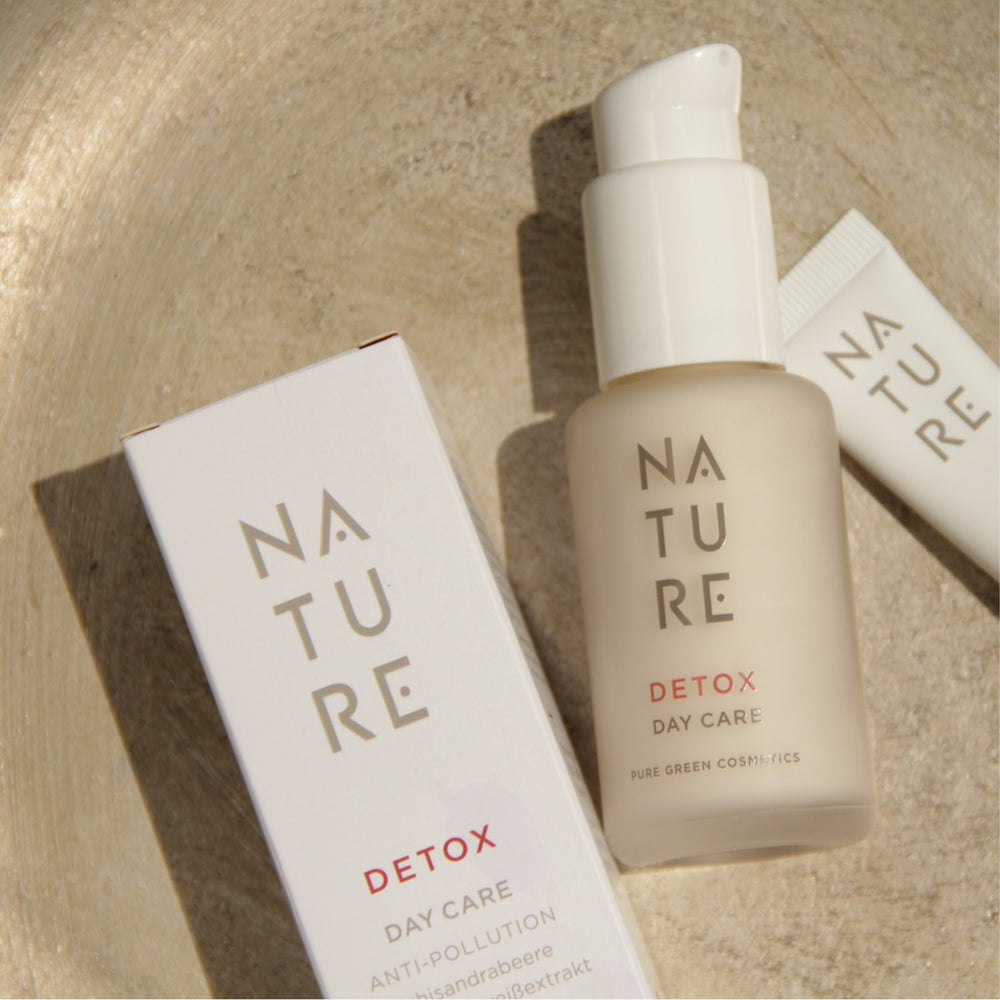 Detox-Tagescreme mit Schisandabeeren-Extrakt und Edelweißextrakt; Set mit weißer Pumpflasche und Tube; schützt die Haut vor Umwelteinflüssen; Bio & Vegan.