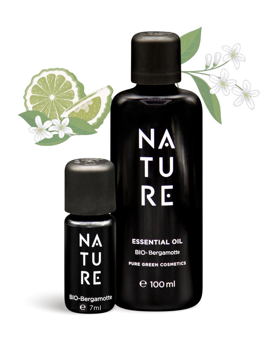 Zwei matte schwarze Flaschen Bergamotte-Öl, 100 ml und 7 ml, mit BIO-Bergamotte Etikett, umgeben von Bergamotte-Illustrationen; ideal für aromatherapeutische Frische und harmonische Stimmung.
