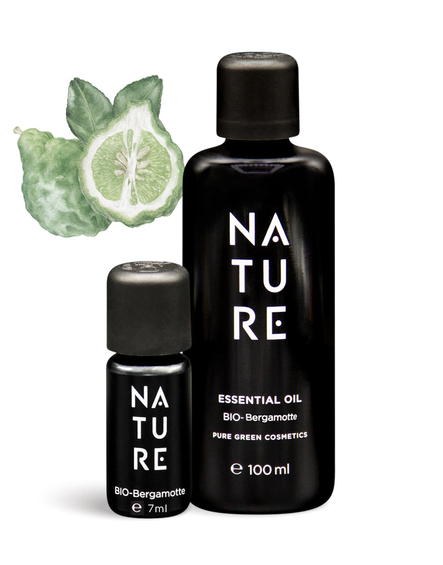 Zwei Flaschen Nature Bio-Bergamotte-Öl zeigen reines Bergamotteöl, ideal für aromatherapeutische Frische und harmonische Stimmung, mit Abbildung einer Bergamottefrucht im Hintergrund.