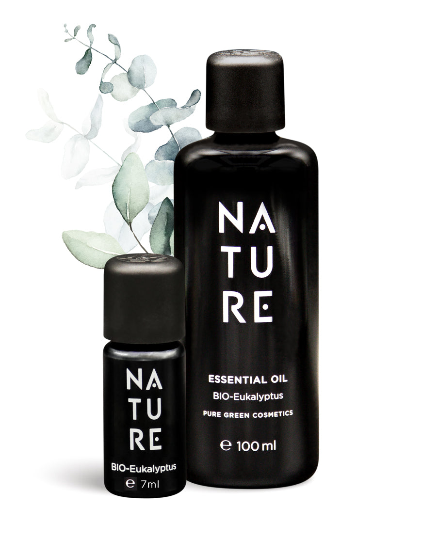 Zwei NATURE Eukalyptus-Öl-Flaschen, 100 ml und 7 ml, vor Aquarell-Eukalyptusblättern. Ideal für frische, belebende Raumdüfte; bio und vegan.