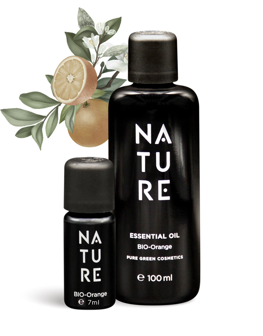 Orangen-Öl mit reinem Orangenöl & warmen Zitrusnoten für ausgleichende & entspannende Aromatherapie. Zwei Flaschen, eine 100 ml, eine 7 ml, mit Orangen und Blüten.