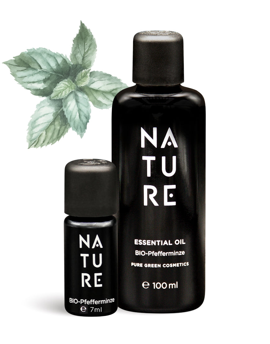 Zwei schwarze Glasflaschen NATURE Bio-Pfefferminz-Öl, 7 ml und 100 ml, neben frischen Pfefferminzblättern, ideal für erfrischende, konzentrationsfördernde Aromatherapie.